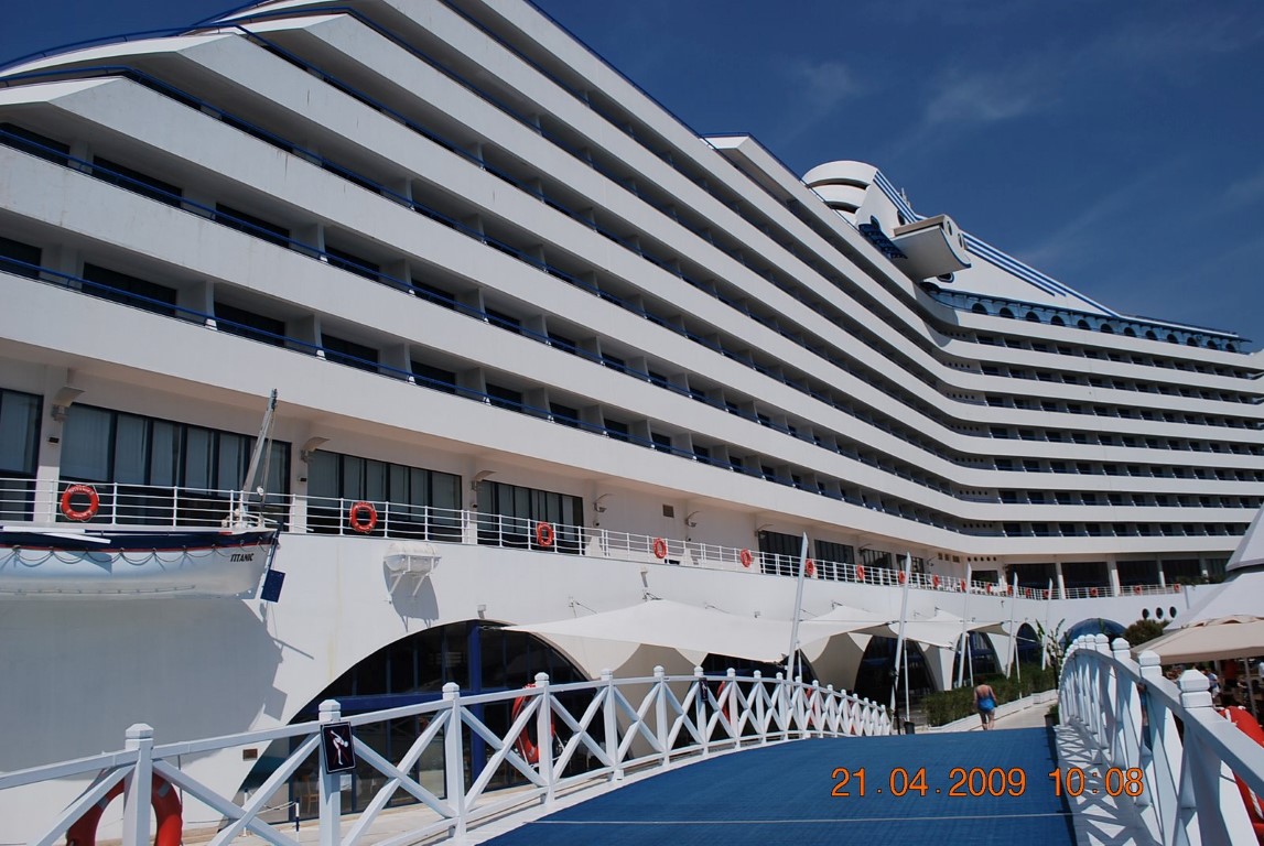 imagini hotel TITANIC LARA